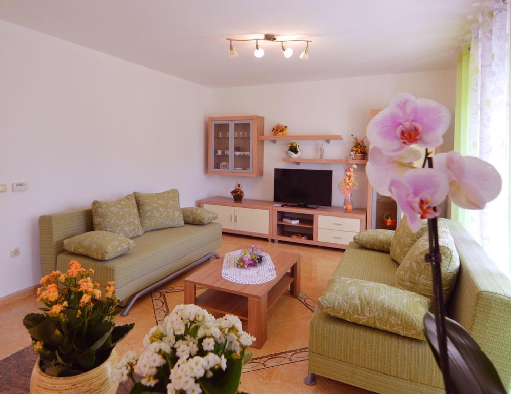 Garden Apartment Maria Vrsar Exterior photo